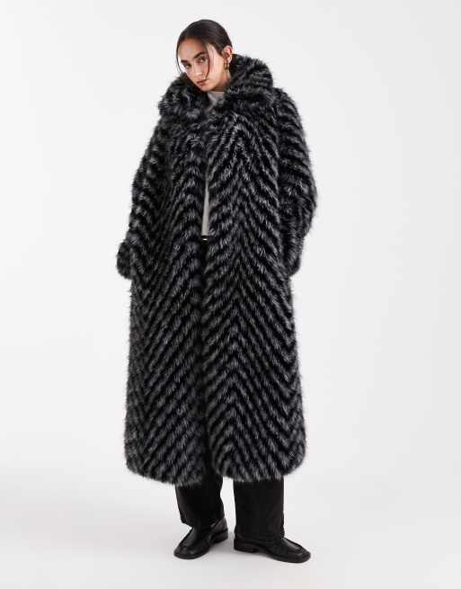 ASOS DESIGN – Grårandig, lång bilkappa i fuskpäls med chevronmönster, 3 av 4