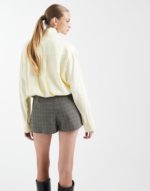ASOS DESIGN – Grårutiga, figursydda, superkorta shorts, 4 av 5