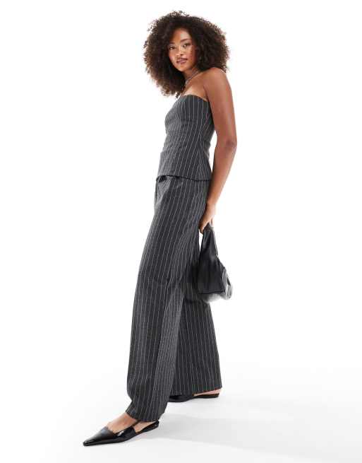 ASOS DESIGN – Grått, kritstrecksrandigt set med lång bandeau-topp och byxor