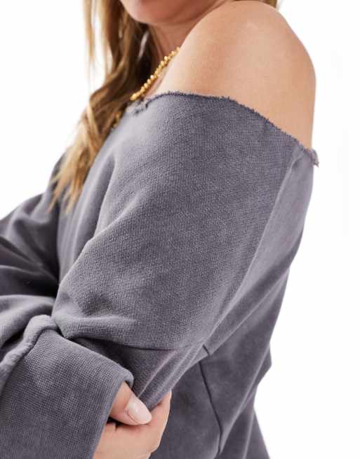 ASOS DESIGN – Gråtvättad sweatshirt i off shoulder-modell, 3 av 4