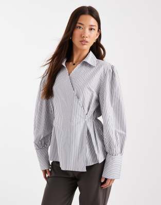 ASOS DESIGN - Grau gestreiftes Wickelhemd