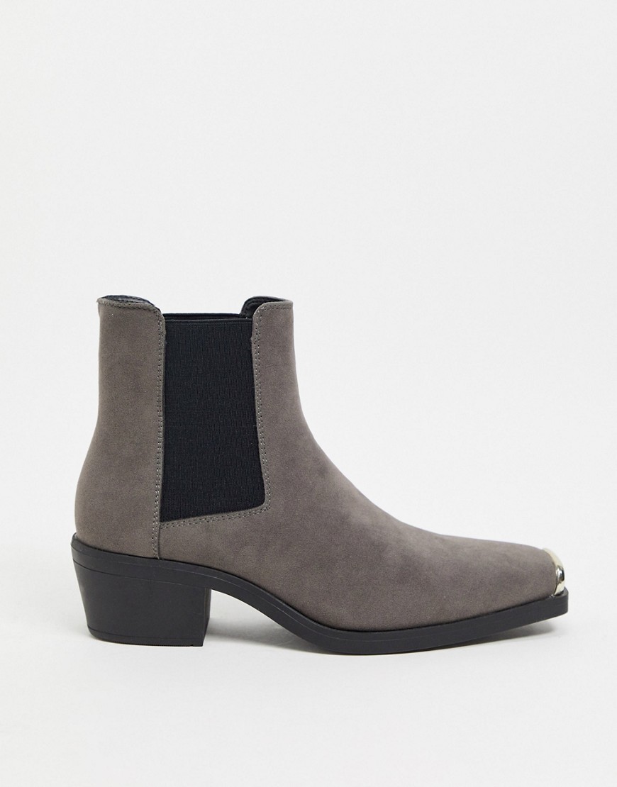 asos design -  – Graue Chelsea-Stiefel aus Wildlederimitat im Western-Stil mit Blockabsätzen und eckiger Zehenpartie mit Metallkappe