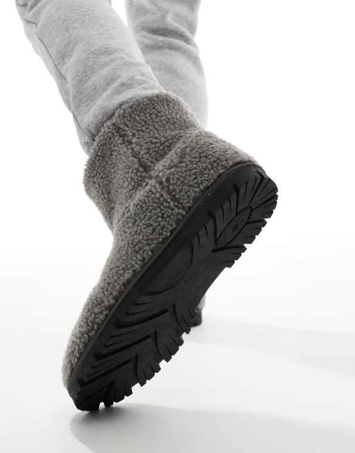 ASOS DESIGN Graue Slipper Stiefel aus Teddyfell