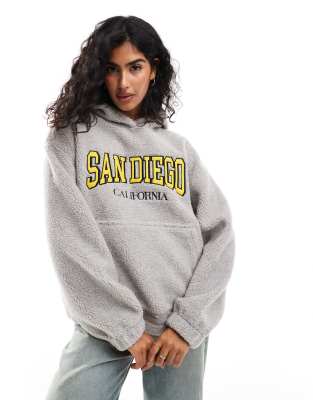 ASOS DESIGN - Grauer Oversize-Kapuzenpullover aus Teddyfell mit „San Diego"-Grafikprint