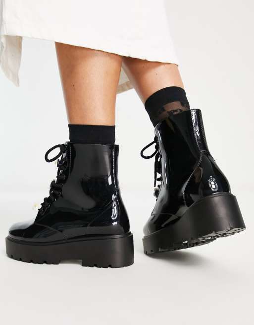 ASOS DESIGN – Greenery – Czarne sznurowane kalosze z ozdobnymi stokrotkami, 3 z 4