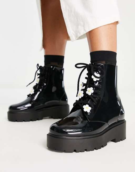 ASOS DESIGN – Greenery – Gummistiefel in Schwarz zum Schnüren mit Gänseblümchendesign