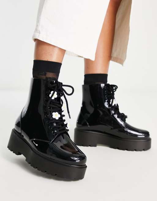 ASOS DESIGN - Greenery - Regenlaarzen met veters met madeliefjes in zwart, 4 van 4