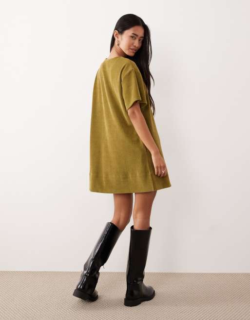 ASOS DESIGN - Grøn kortærmet shift-kjole i fløjl i minilængde med lommer, 4 af 4