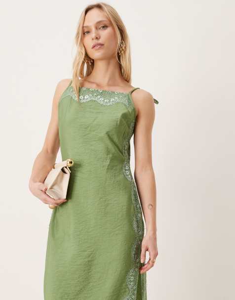 ASOS DESIGN - Grøn maxikjole i rynket satin med firkantet hals og camistropper samt blondedetaljer - view 1