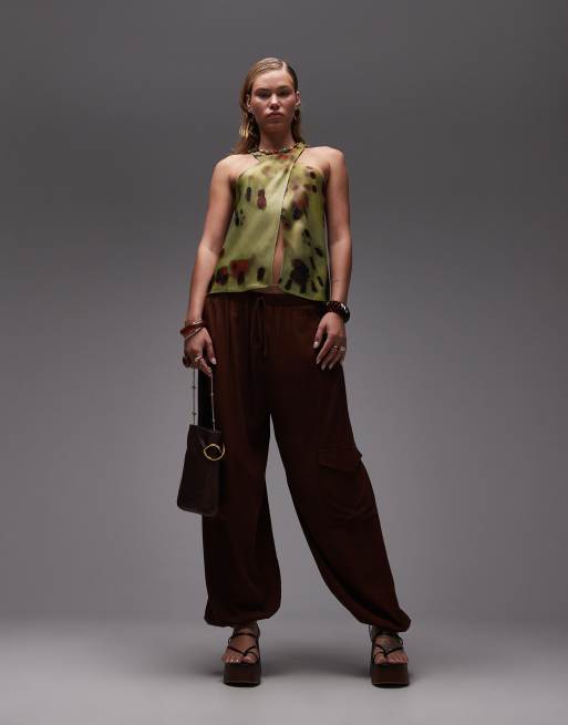 ASOS DESIGN - Grøn top i satin med slå om-design foran og halterneck samt batikprint, 3 af 4