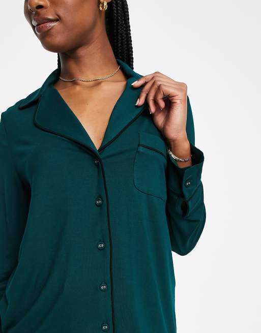 ASOS DESIGN - Grønt pyjamassæt med langærmet skjorte og bukser med kontrastkant, 3 af 4