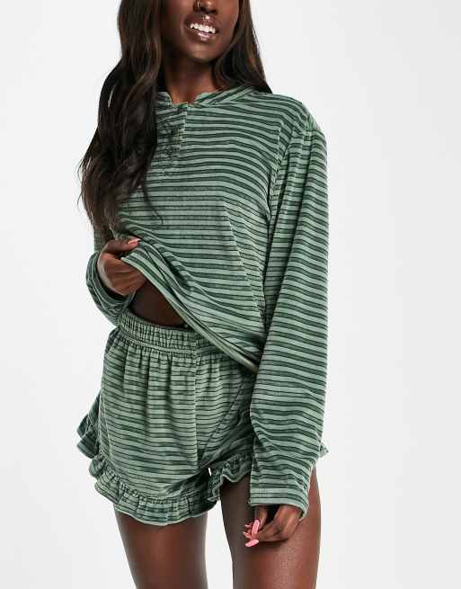 ASOS DESIGN - Grønt stribet lounge-sæt i velour med henley-top og shorts