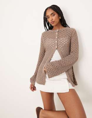 ASOS DESIGN - Grobmaschige Häkel-Strickjacke in Mokka mit U-Boot-Ausschnitt-Braun