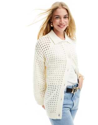 ASOS DESIGN - Grobmaschiges Strickhemd in Creme mit Kragen-Weiß