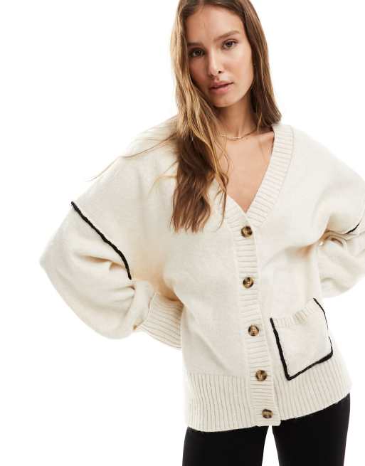ASOS DESIGN – Grobstrickjacke in Cremeweiß mit Kontrastnaht und Tasche