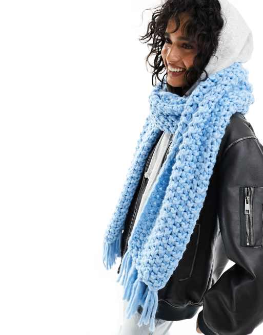ASOS Design – Grobstrickschal in Blau mit Quasten