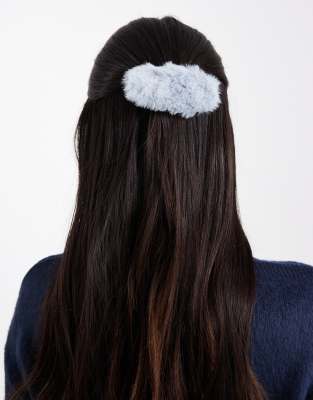 ASOS DESIGN - Große, flauschige Haarspange in Blau