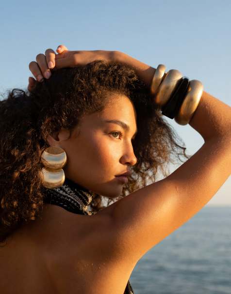 ASOS DESIGN – Große Ohrringe in gebürsteter Goldoptik mit Doppelscheiben-Design - view 1