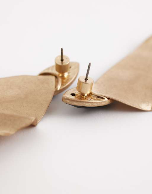 ASOS DESIGN – Große Ohrstecker in gebürsteter Goldoptik mit schwarzem Schmuckstein, 3 von 4