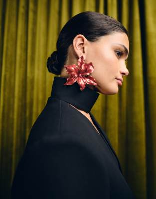 ASOS DESIGN - Große Ohrstecker mit Blumen-Design in Rot und Goldoptik
