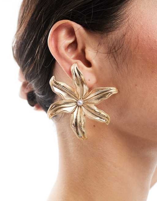 ASOS DESIGN – Große Ohrstecker mit Blumen- und Kunstperlendetail in gebürsteter Gold-Optik, 2 von 4