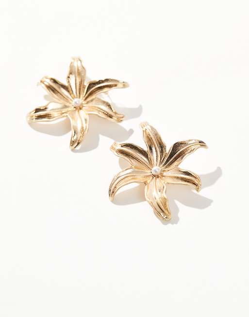 ASOS DESIGN – Große Ohrstecker mit Blumen- und Kunstperlendetail in gebürsteter Gold-Optik, 4 von 4