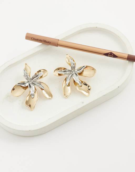 ASOS DESIGN große Ohrstecker mit doppelter Blumenauflage in Gold- und Silberoptik, 2 von 4