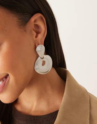 ASOS DESIGN - Große Türklopfer-Ohrringe mit Schmelzdesign in satinierter Silber-Optik