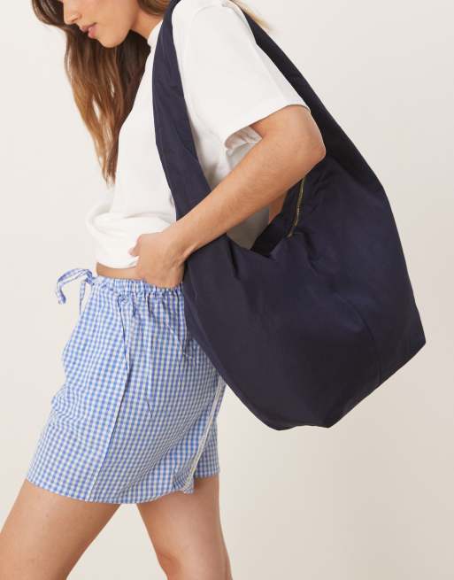 ASOS DESIGN – Große, weiche Tragetasche zum Umhängen in Marineblau, 3 von 4