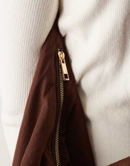 ASOS DESIGN – Große, weiche Tragetasche zum Umhängen in Schokobraun, 2 von 4