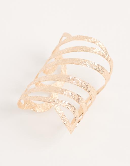 ASOS DESIGN – Großer Armreif in gehämmerter Gold-Optik mit Aussparungen, 3 von 3