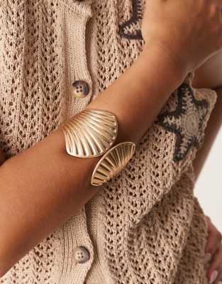 ASOS DESIGN - Großer Armreif mit Muscheldesign in polierter Goldoptik-Goldfarben