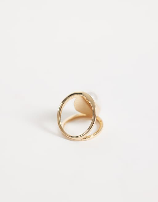 ASOS DESIGN großer Ring mit Kunstperle in Goldoptik, 3 von 3