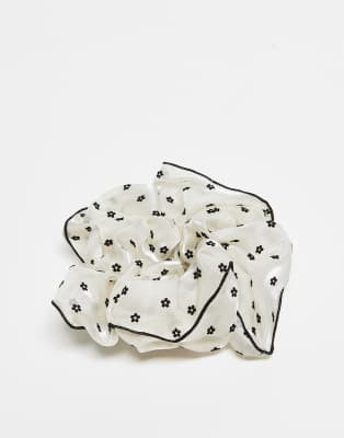 ASOS DESIGN - Großer Scrunchie-Haargummi aus strukturiertem Organza mit floralem Design und Kontrast-Einfassung-Weiß