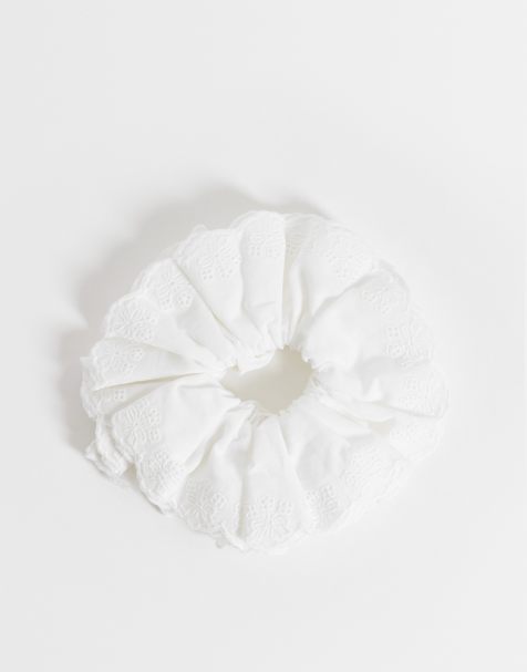ASOS DESIGN – Großer Scrunchie-Haargummi in Weiß mit Rüschen und Lochstickerei - view 1