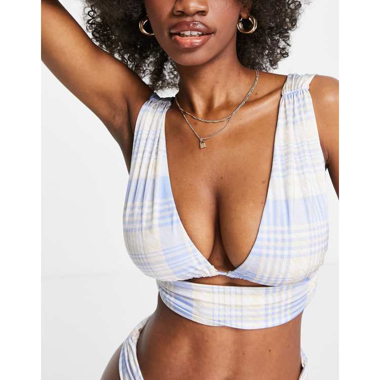 ASOS DESIGN – Größere Brust – Kurzes Bikinioberteil mit tiefem Ausschnitt,  Raffung, Wickeldetail und Karomuster