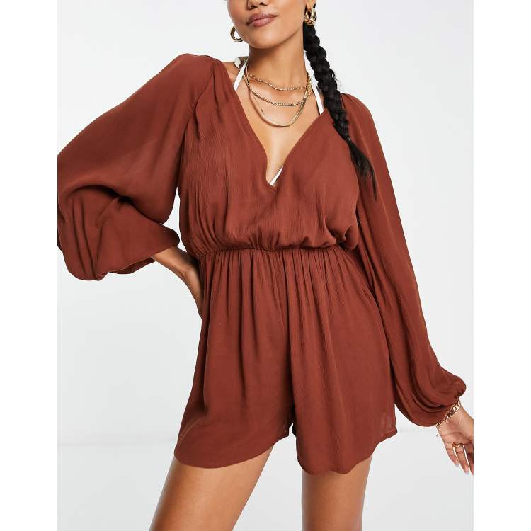 ASOS DESIGN Größere Brust – Langärmliger Strand-Playsuit in Weiß mit tiefem  Ausschnitt