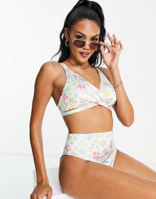 ASOS DESIGN - Größere Brust - Mix and Match - Bügel-Bikinioberteil im Wickeldesign mit Blümchenmuster-Bunt