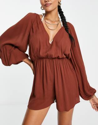 ASOS DESIGN Größere Brust - Strand-Playsuit aus fließendem Material in Rostrot mit tiefem Ausschnitt und Knitterstruktur...