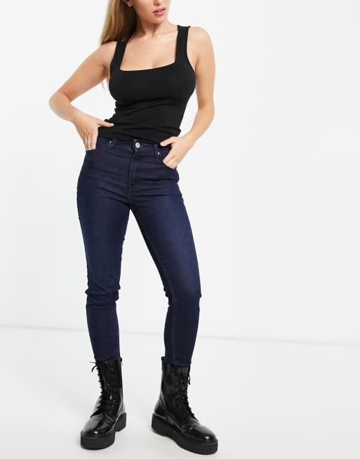 ASOS DESIGN – Größere Brust – Trägertop in Schwarz mit eckigem Ausschnitt und Ziernaht an der Brust, 4 von 4