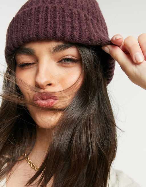 ASOS DESIGN - Grofgebreide beanie met brede omgeslagen rand in dieppaars