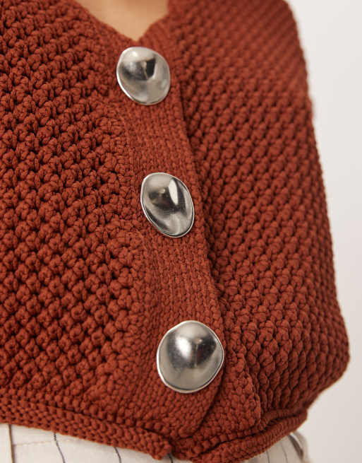 ASOS DESIGN - Grofgebreide tanktop met V-hals en gouden knopen in bruin, 3 van 4