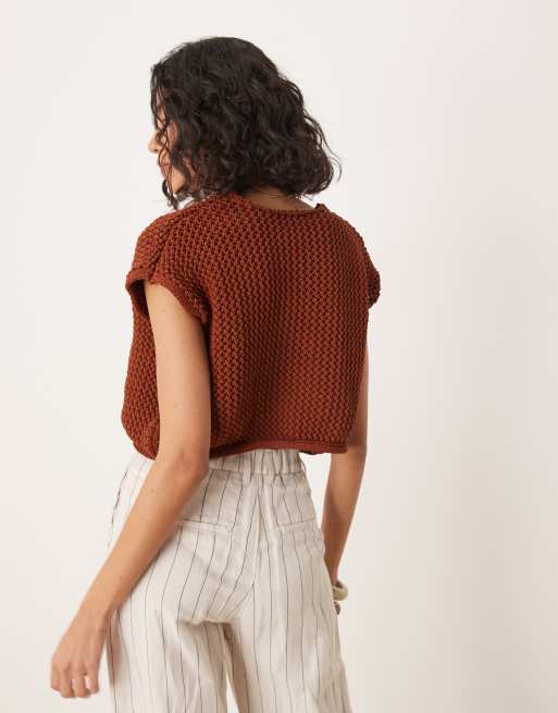 ASOS DESIGN - Grofgebreide tanktop met V-hals en gouden knopen in bruin, 4 van 4