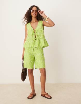 ASOS DESIGN - Großflächig bestickte Bermudashorts in Limettengrün, Kombiteil-Orange