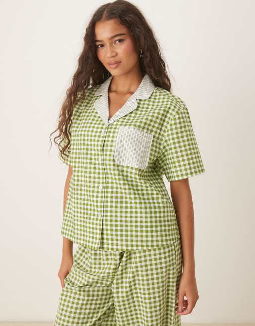 ASOS DESIGN – Grön, ginghamrutig och randig pyjamas med kortärmad skjorta och byxor, 3 av 4