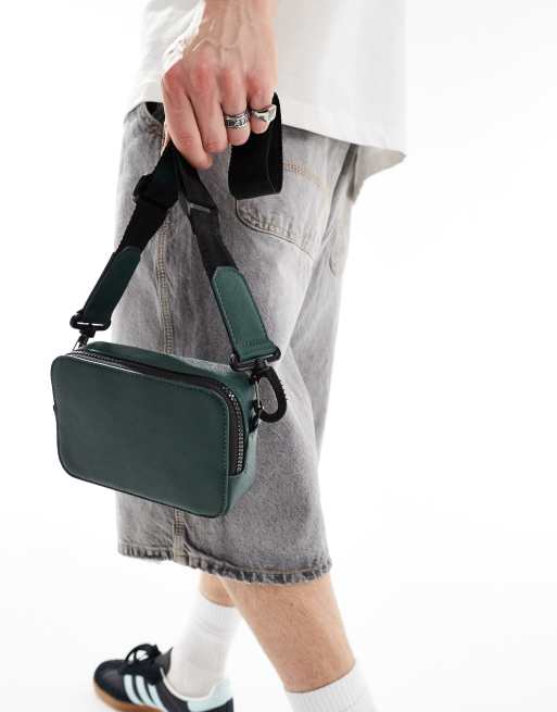 ASOS DESIGN – Grön kameraväska i läderimitation med axelrem, 2 av 4