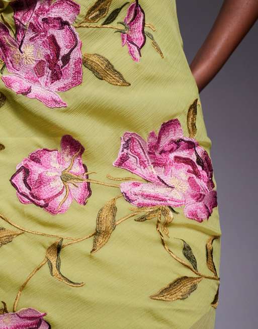 ASOS DESIGN – Grön maxiklänning i bandeau-modell med blombroderi och asymmetrisk volangfåll, 4 av 4