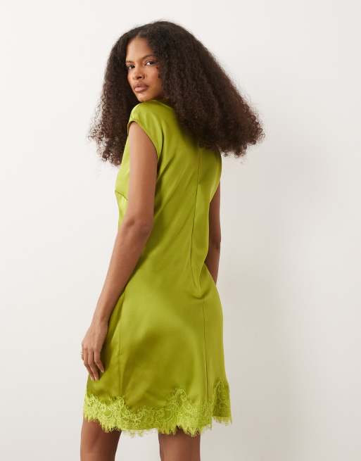 ASOS DESIGN – Grön miniklänning i satin med båtringning och spetsfåll, 4 av 4
