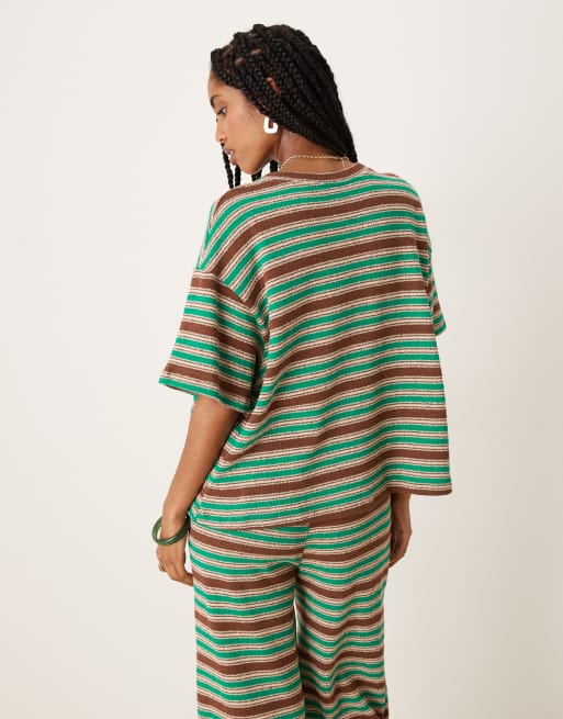 ASOS DESIGN – Grön- och brunrandig, stickad t-shirt i oversize, del av set, 3 av 4