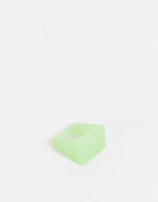 ASOS DESIGN – Grön ring i plast med självlysande 